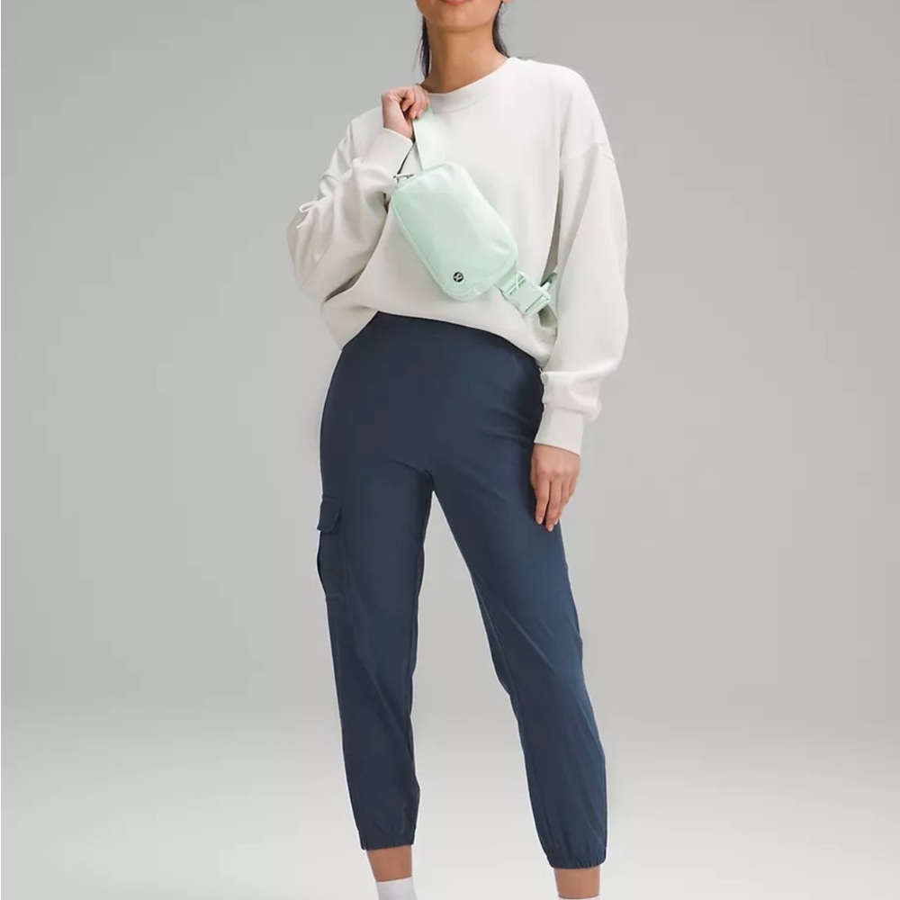 Lululemon Everywhere Belt Bag mint NWT 1L - Picture 5 of 5